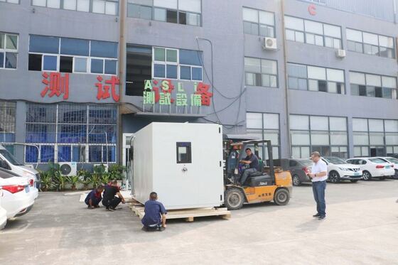 Вход в климатическую испытательную камеру. Большая температура и влажность для симуляции окружающей среды