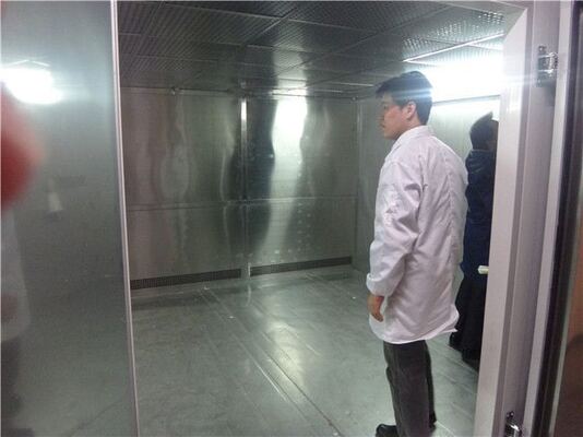 Вход в климатическую испытательную камеру. Большая температура и влажность для симуляции окружающей среды